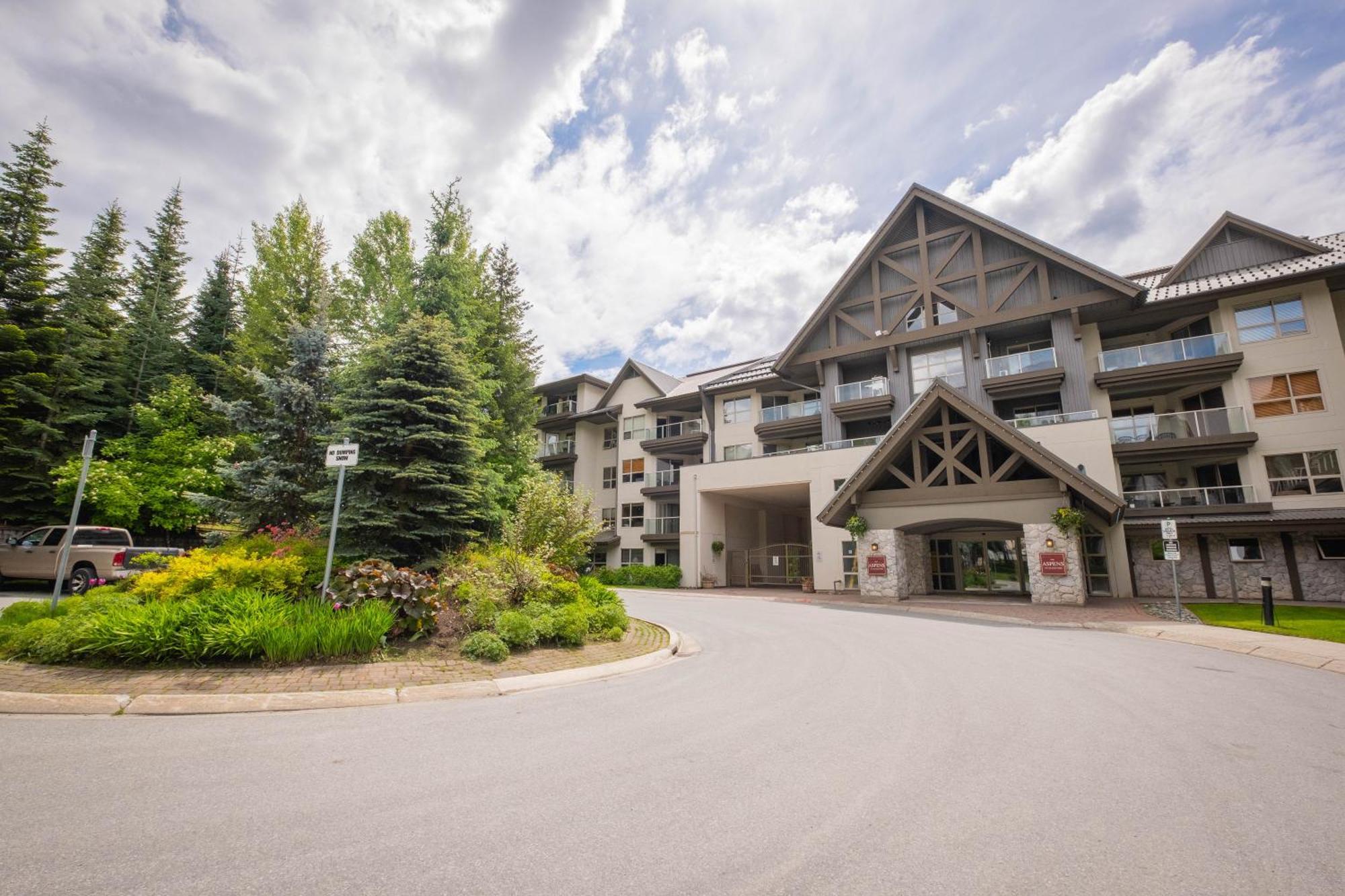 The Aspens By Outpost Whistler Villa Exterior photo