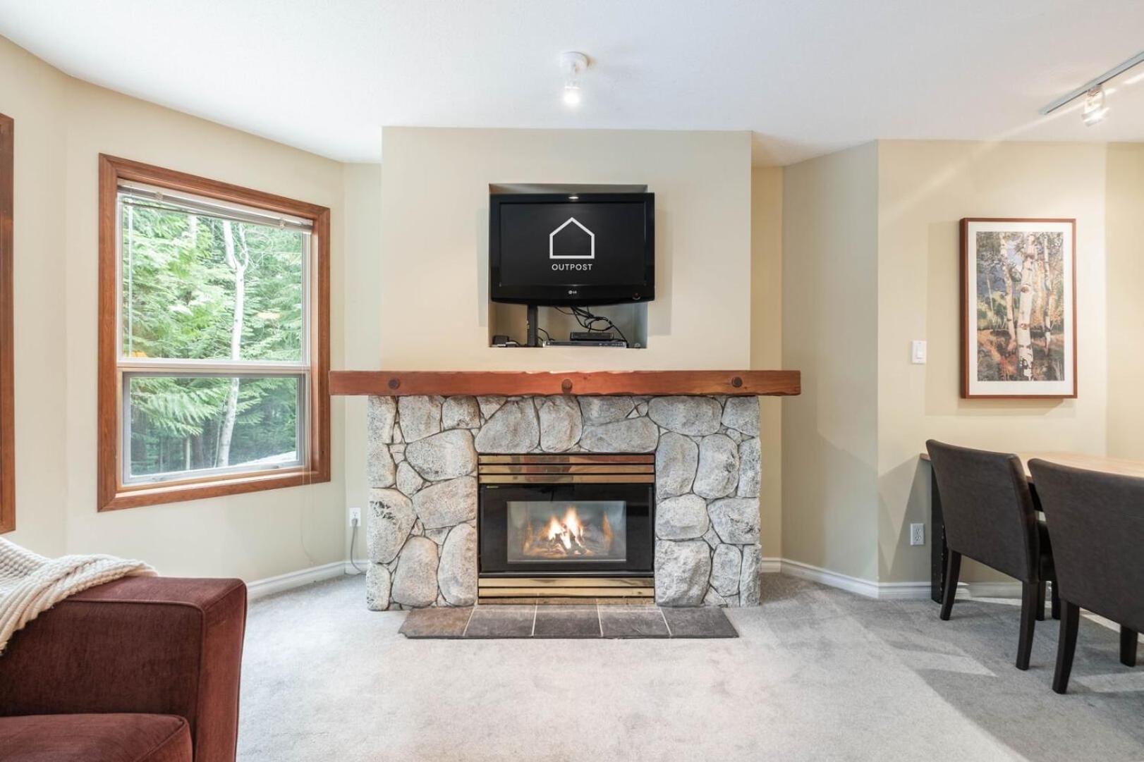 The Aspens By Outpost Whistler Villa Exterior photo